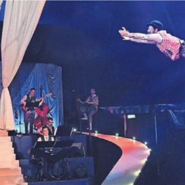 Mitten in den Herzen gelandet - Die Manege als Flugparadies: Mit seinem Programm «Weil wir fliegen können» hat der Circus Monti das Publikum restlos begeistert. Bild: awa