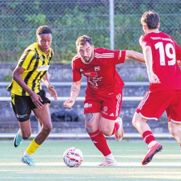 Zusammen, was zusammengehört - Luigi Milicaj (Mitte) hat gegen die Old Boys bereits wieder ein Spiel für den FC Muri bestreiten können. Am Sonntag wartet in der Meisterschaft die zweite Mannschaft seines Ex-Clubs Cham. Bild: Simon Huwiler