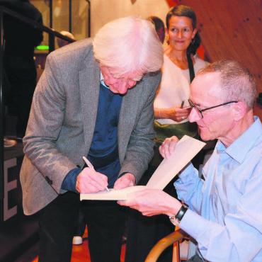 Mit ganz viel Herz - Auch mit seinen 91 Jahren gefragt und beliebt wie eh und je: Emil Steinberger signiert nach dem Film «Typisch Emil» Bücher. Bild: Annemarie Keusch