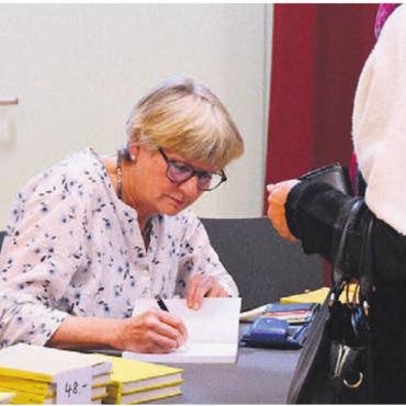 Erinnerungen werden wach - Nach der Lesung signierte Rita Mühlebach ihre Bücher. Bild: ake