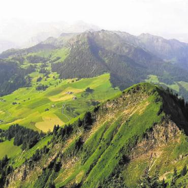 FERIENBILDER - Kunst trifft Himmel - Stanserhorn. Romy Latscha aus Villmergen hat dieses Bild Ende Juni aufgenommen. «Auf der Wanderung nach Wirzweli herrschte endlich mal trockenes Wetter», schreibt sie dazu.
