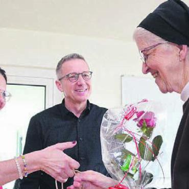 Andenken einer Heiligen bewahren - Irène Frischknecht (links) und Präsident Martin Abt würdigen das Engagement von Schwester Angela mit Blumen. Bild: tst