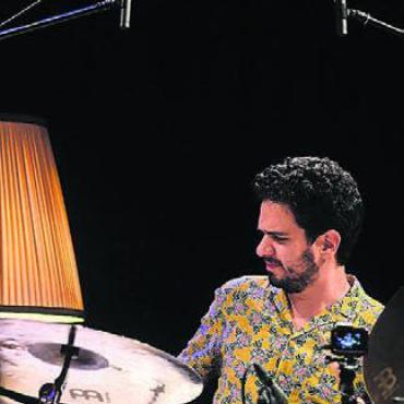 Klangmusik und Kunst - Amir Bresler schliesst mit seinem Trio die Saison von «Musig im Pflegidach». Bild: zg