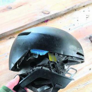 Ihre härteste Reha - Der Helm der Oberfreiämterin wurde stark in Mitleidenschaft gezogen. Erstaunlicherweise blieb Bösch bei Bewusstsein.