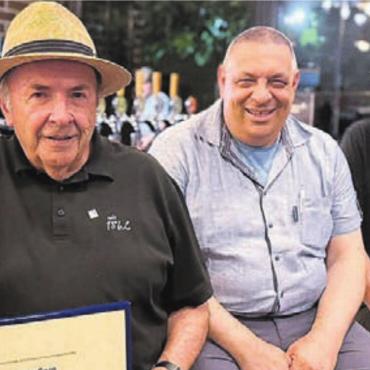 Ehrung zum Eidgenössischen Ehrenveteranen - Die beiden dienstältesten MGV-Musikanten Otto Sorg (links) und Edi Willisegger luden zur Veteranenfeier in die «Braui» ein. Die Ehrung nahm Kantonalpräsident Giuseppe Di Simone (Mitte) feierlich und stilvoll vor. Bild: zg