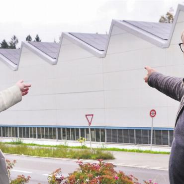 Sonne liefert Produktions-Energie - Adrian Trottmann (links), Inhaber und Geschäftsführer der Profilpress AG, und Immobilienbesitzer Josef Nietlispach freuen sich über Strom vom eigenen Dach. Bild: Thomas Stöckli