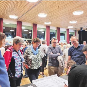 Wie in die Zukunft gehen - Es wurde angeregt diskutiert und notiert in den einzelnen Gruppen. Wie hier die Gruppe aus Auw. Bilder: Verena Anna Wigger