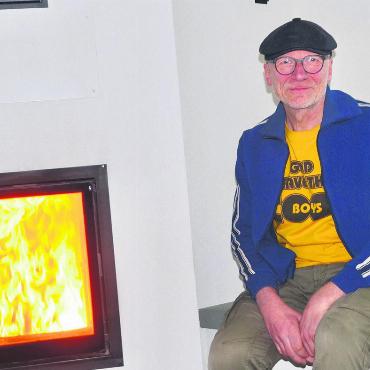 Gemütlicher Mittelpunkt - Prasselnde Flammen im heimischen Ofen: Da wird es nicht nur Heinz Loher warm auf der Haut und ums Herz. Bilder: Thomas Stöckli / zg