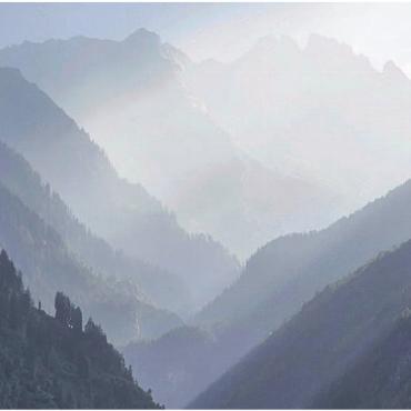 Das Beste kommt zum Schluss - «Sommerliche Abendstimmung in der Leventina», schreibt Iris Kuhn aus Waltenschwil zu diesem Bild. Das Foto entstand Ende Juli an einem gewittrigen Abend in Anzonico.