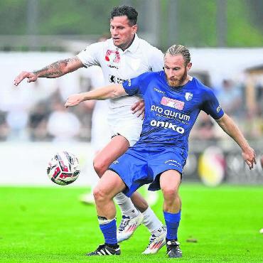 Zwischen Stolz und Frust - Der Wohler Michael Weber (vorne) schirmt den Ball vor Raul Bobadilla (Torschütze 1:2) ab. Bilder: Alexander Wagner