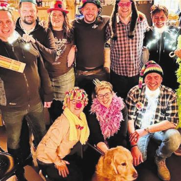 2025: «s’onglaubliche Fantasialand» - OK Fasnacht Bremgarten, vorne von links: Andrea Meier, Carolina Wipf und Adrian Belser; hinten: Monika Jenni, Marc Döderlein, Sandro Schmid, Claudia Mariniello, Juri Tirez, Daniel Knopf, Angela Belser, Sue Rey; es fehlt Roman Müller. Der schöne Golden Retriever heisst «Ferox». Bild: zg