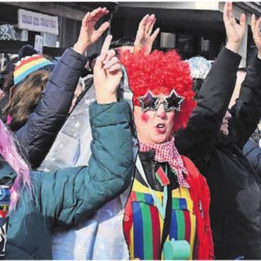 Kunterbunte Fasnachtsparty - Die Hände in die Höhe: Etliche Nummern wurden vom Publikum gefeiert.