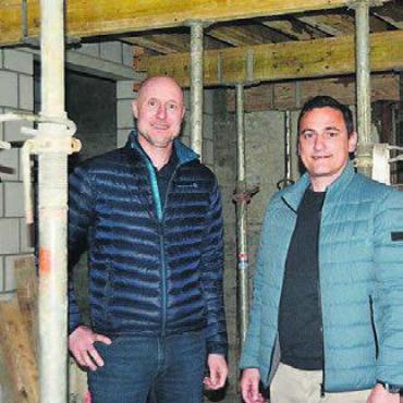 Mehr Platz fürs Solino Boswil - Die Bauarbeiten schreiten voran: Peter Mäder (l.) und Luca Penta freuts.