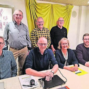 Veloclub Sins im Umbruch - Sitzend von links: der alte Vorstand: Patrik Konrad, Roland Wiss (bisheriger Präsident), Judith Klausner, Philipp Villiger. Stehend die Nachfolger: Robert Bisang, Sepp Bühlmann (neuer Präsident) und Peter Burkard. Bild: zg