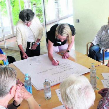 Auch das Altern entwickelt sich - In Gruppen besprachen die Teilnehmenden, was im Dorf bezüglich Altersarbeit gut läuft und was weniger. Bilder: Annemarie Keusch