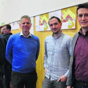 Gewässerräume gaben zu reden - Gemeindeammann Simon Zubler, Ortsplaner Daniel Luchsinger und Gemeinderat Pascal Vontobel (von links) haben über die Teilrevision Nutzungsplanung Siedlung und Kulturland orientiert. Bild: Thomas Stöckli