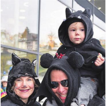 Mit den Tambouren gestartet - An die Coop-Fasnacht kommen ganze Familien fantasievoll gekleidet.