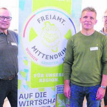 Die Aue Reussegg lebt - Die Macher von «Freiamt.Mittendrin» Andreas Gnädinger (Vertreter Gewerbeverein Sins und Umgebung), Rainer Heggli (Präsident Wirtschaftskommission Repla) und Daniel Räber (Geschäftsstellenleiter Repla Oberes Freiamt), von links.