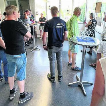Mission Kommunikation geglückt - Käthi und Beat Stalder begrüssen die Mitglieder des Gewerbevereins. Bild: zg