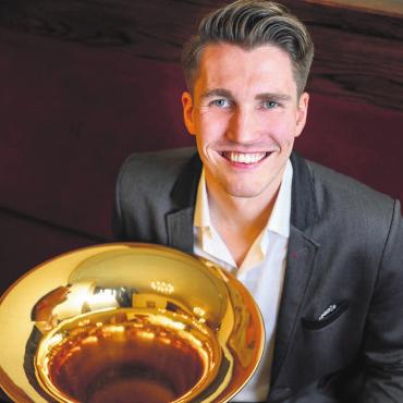 Viel Talent und eine Uraufführung - Als Gastsolist stellt Ross Knight seine Virtuosität an der Tuba unter Beweis. Bild: zg