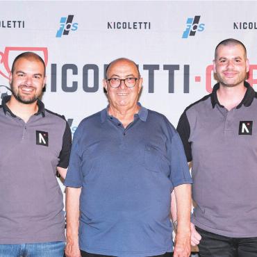 Sein Erbe weiterführen - Pasquale Nicoletti (Mitte) verstarb im letzten Jahr. Sein Sohn Alessio und Neffe Kevin Rodriguez führen sein Erbe weiter. Und dies nicht nur im Unternehmen, sondern auch beim beliebten und internationalen Juniorenturnier in Sarmenstorf. Bild: zg