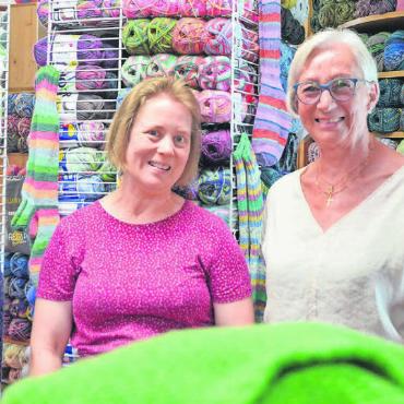 Kein Tag ohne zu stricken - Sie sind ein eingespieltes Team. Heidi Keller mit Doris Schweizer und Esther Frey (von links), zwei ihrer vier langjährigen Mitarbeiterinnen. Die Leidenschaft für die Handarbeit verbindet sie. Bilder: Annemarie Keusch