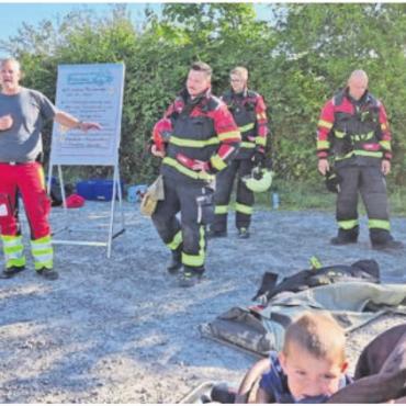 Männer und Frauen im Einsatz - Dominik Trottmann, links, beim Flipchart und Reto Moor, rechts, geben Einblick in die harte Arbeit der Atemschutztruppe.