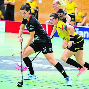 Abenteuer soll weitergehen - Tanja Schlenz (links) und der UHC Bremgarten halten in der NLB gut mit. Am Wochenende könnten sie sich bereits den Klassenerhalt sichern. Bild: Luca Rey
