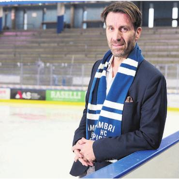 Zwischen Sins, Mailand und Ambri - Lars Weibel bei seiner Vorstellung als neuer Sportdirektor des HC Ambri-Piotta. Bevor er aber seine Tätigkeit bei den Tessinern beginnt, stehen noch zwei Turniere mit der Nati für den Wahlfreiämter an. Bild: Freshfocus