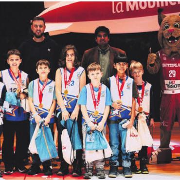 Erfolg für kleine Stars - Das starke U10-Team und das Betreuerteam von Wohlen Basket. Bild: zg