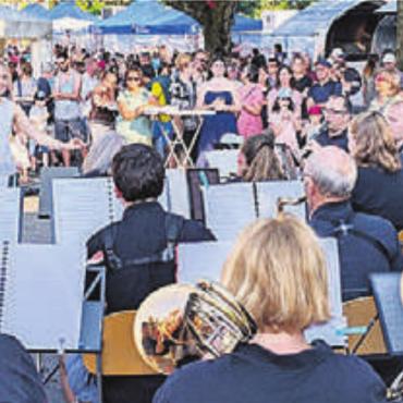 Einfach ein Wahnsinnsfest - Die Stadtmusik gab sich volksnah und gab am Donnerstag mitten im Festtrubel ihr Sommerkonzert.