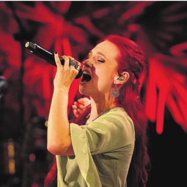 Neues Publikum erobern - In der Metal-Szene ist Fabienne Erni ein bekannter Name. Als Sängerin der beiden Bands «Eluveitie» und «Illumishade» tritt sie auf vielen grossen Festivals rund um den Globus auf. Bilder: Raphael Diethelm