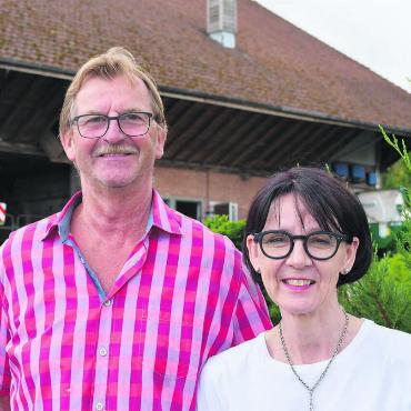 Gastgeber für Generationen - Arthur und Beatrice Blaser freuen sich auf ihren neuen Lebensabschnitt. Ihr Blick zurück auf 36 Jahre Wirten im «Krähenbühl» zeigt auch, mit welcher Passion sie das gemacht haben. Bild: Verena Anna Wigger