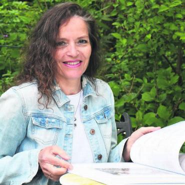 Entdeckungsreise voller Faszination - Über 330 Seiten voller Vielfalt und Historie: Caroline Doka blättert in ihrem Lieblingswerk «Carl Durheim. Eine Berner Geschichte». Bild: Daniel Marti