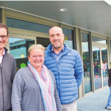 Prototyp für weitere Entwicklung - Freude übers neue Schulhaus, von links: Stefan Woodtli und Bettina Taiana (Schulleitung) mit Gemeinderat Kevin Vaes. Bilder: Thomas Stöckli