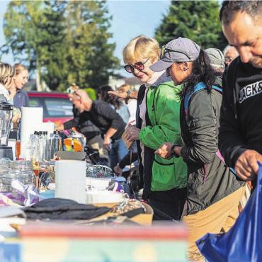 Zukunft gesichert - Reger Betrieb. So manches fand am Hol- und Bringmärt einen neuen Besitzer. Bild: zg