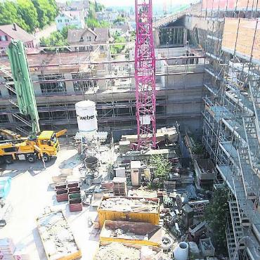 «Situation ist bereits jetzt prekär» - Im Schulzentrum Halde entsteht zurzeit neuer Schulraum für die Bezirksschule. Diese Baustelle ist in einem Jahr abgeschlossen, danach ist das Schulzentrum gebaut, weitere Ausbaumöglichkeiten gibt es auf diesem Areal nicht mehr. Weitere Bauten für neuen Schulraum müssen danach zwangsläufig folgen. Bild: pd