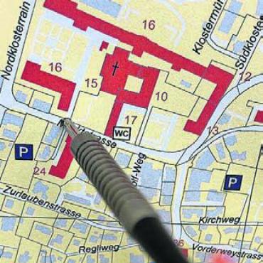 Kein Tag ohne zu stricken - Der Pfeil steckt in der Marktstrasse.