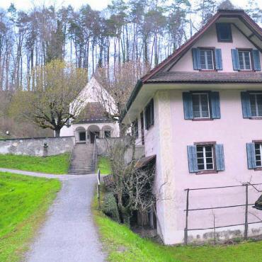Idylle im Jonental bewahren - Die Kanalisationsleitung soll vom Pumpschacht beim Sakristanenhaus (vorne) durch den Wald gegen Litzi hoch (oben links) unterirdisch im Spülbohrverfahren erstellt werden. Bilder: Thomas Stöckli