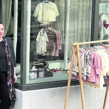 Am Bogen der Bremgarter Altstadt betreibt Modedesignerin Laura Inderbitzin ab sofort ihren eigenen Baby- und Kleinkinderkleiderladen. Dort angeboten werden «die Lieblingsstücke aus der Nähstube» – denn gleichenorts befindet sich auch ihr Nähatelier. Bild: zg