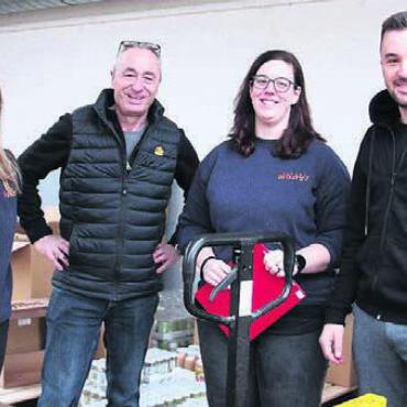 Das Glück verpackt - Die Circus-Monti-Delegation (von links): Melanie Zürcher, Administration; Johannes Muntwyler, Liliane Kuhn, Kassenleiterin, und Mario Muntwyler.