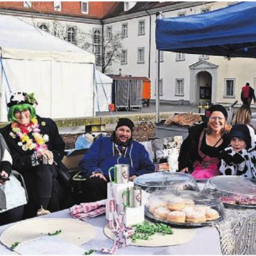 Neue Gemeinderäte im Stresstest - Der Stadtrat von Hohenwien verwöhnte die Besucher wie immer mit etwas Süssem. Bilder: Verena Anna Wigger / zg