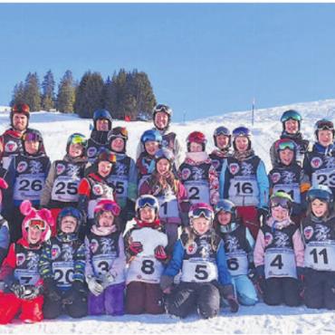 Viel Spass und Sonne - Gruppenbild der Kinder und Leiter im Skilager Mühlau. Bild: zg