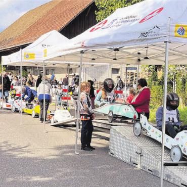 Rennsport an der Sonne - «Full House» am Start: 90 Rennfahrerinnen und -fahrer wagten sich Bild: zg