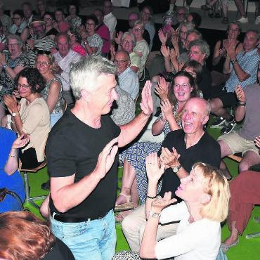 Geehrt und dankbar: Kaum als Kulturpreisträger erkoren und gefeiert, bedankte sich Stefan Hegi bei allen Menschen, die ihn in irgendeiner Art und Weise unterstützt haben. Bilder: Daniel Marti