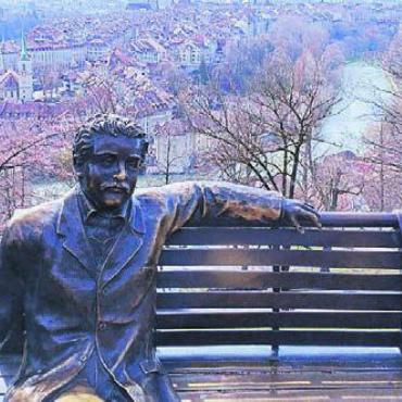 Auf den Spuren von Einstein - Rosengarten mit Albert Einstein und Berner Altstadt. Bild: zg