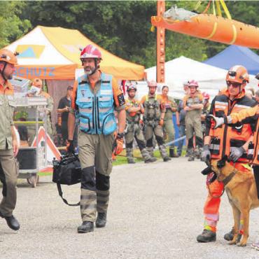 Hand in Hand im Einsatz - Zivilschutz, kantonales Katastrophen-Einsatzelement und Redog besprechen die weitere Vorgehensweise.