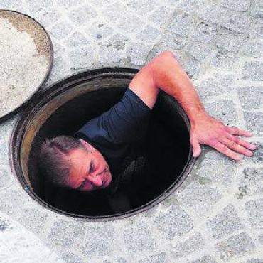 Das Wasser sprudelt wieder - Urs Amhof drehte den Wasserhahn auf.