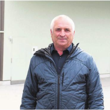 Gute Vernetzung gezielt eingesetzt - Josef Huwiler steht zwischen Gemeindehaus und Kulturbau. Der neue Kulturbau ist eines der Bauwerke, über die er stolz ist, dass die Gemeinde sie nun zur Verfügung hat. Bild: Verena Anna Wigger