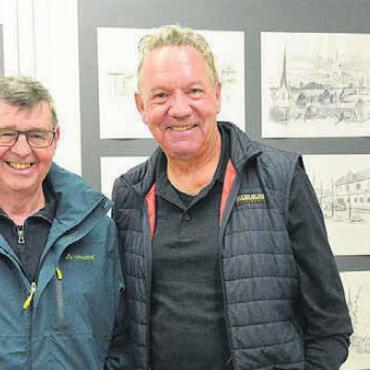 Wenn aus Dunkel Licht wird - Hubert Küng von der Museumskommission (links) und Künstler Benno Kägi vor den Abbildungen von Waltenschwil. Bild: cbl
